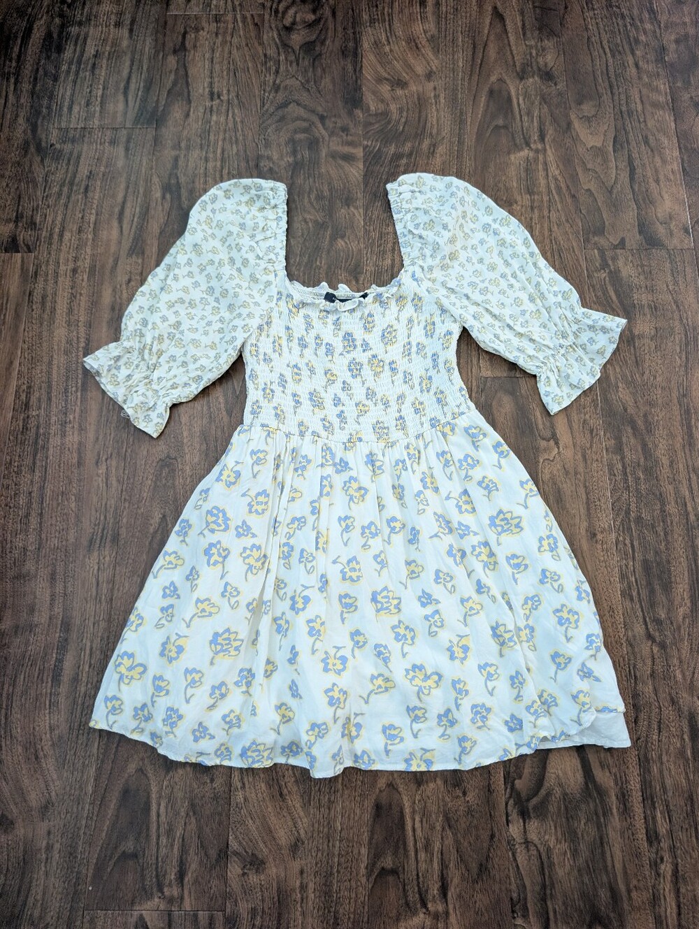 French Connection Size 0 White Floral Smocked Puff-Sleeve Dress
